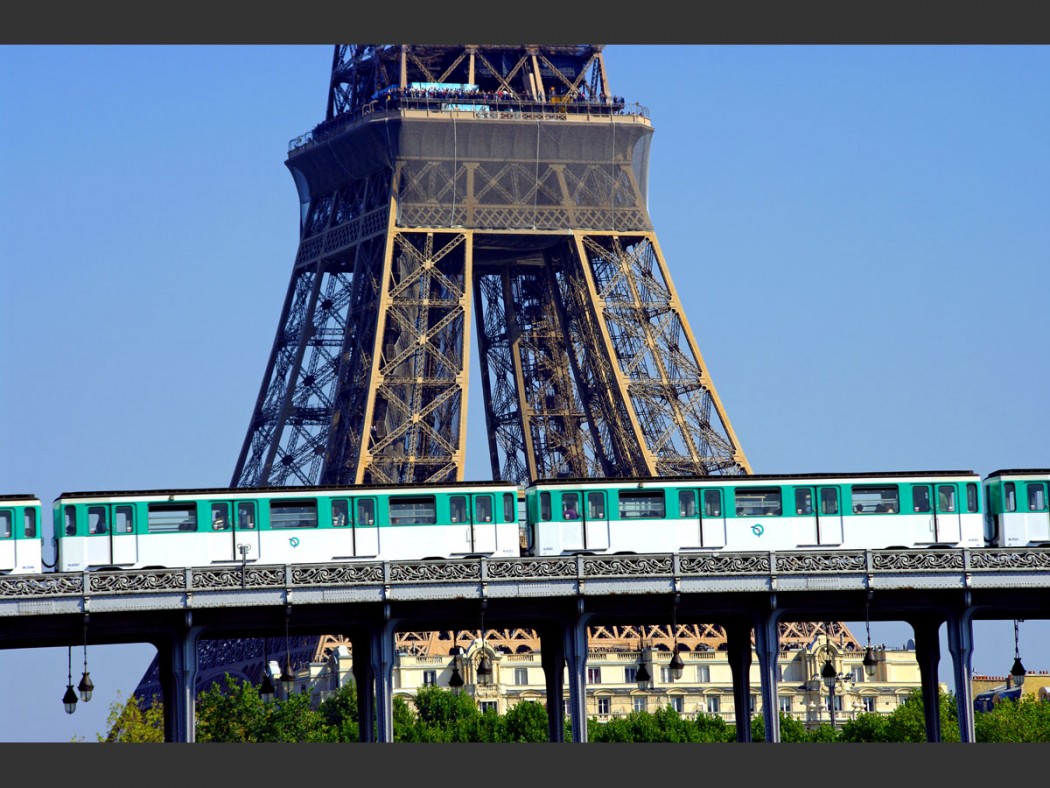 metro paris eiffel tower