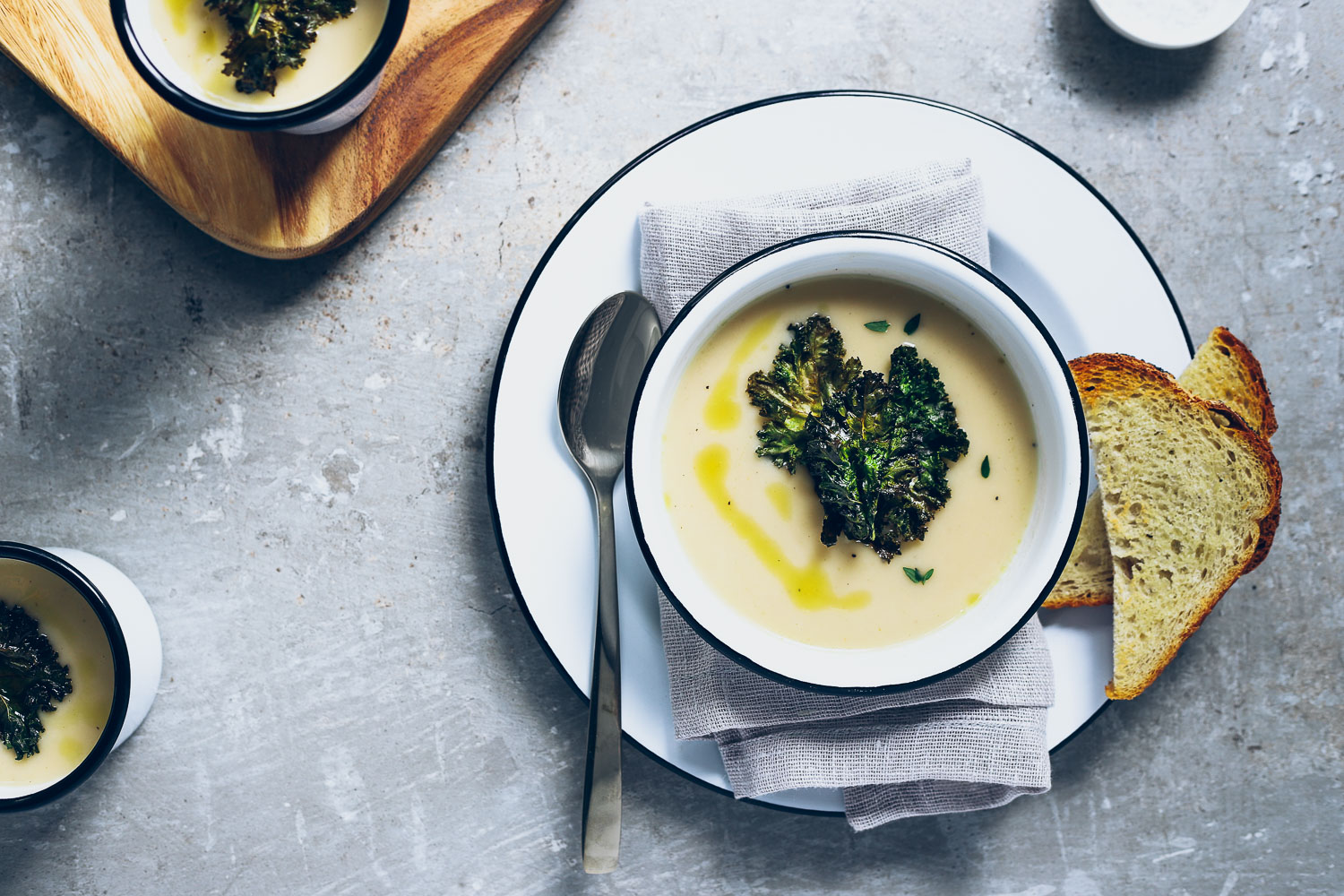 Soupe de pommes de terre aux poireaux avec chou croustillant au sel et au vinaigre